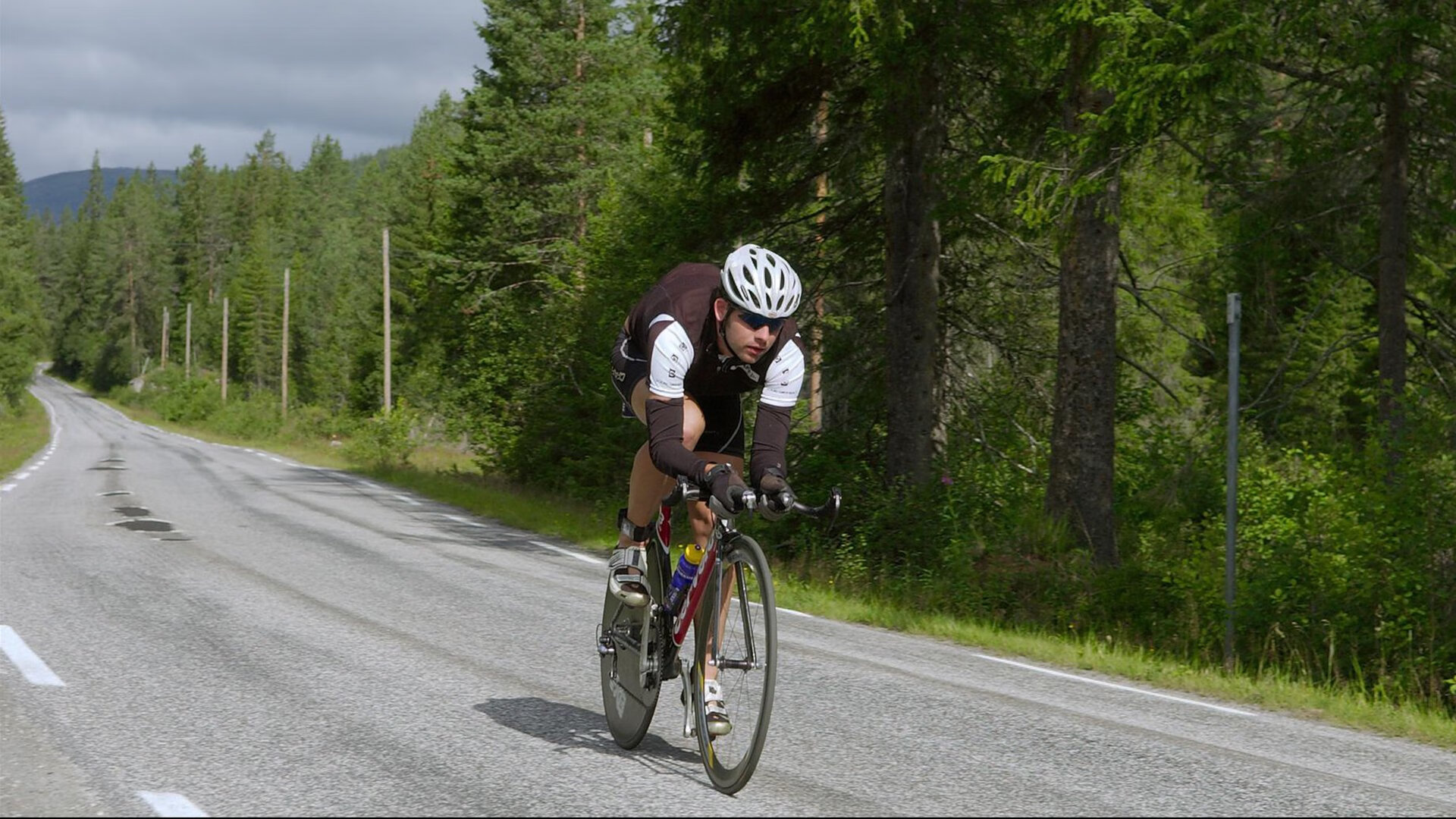 鹈鹕主力中锋参加专项力量训练提升下肢爆发力，鹈鹕中锋被电击